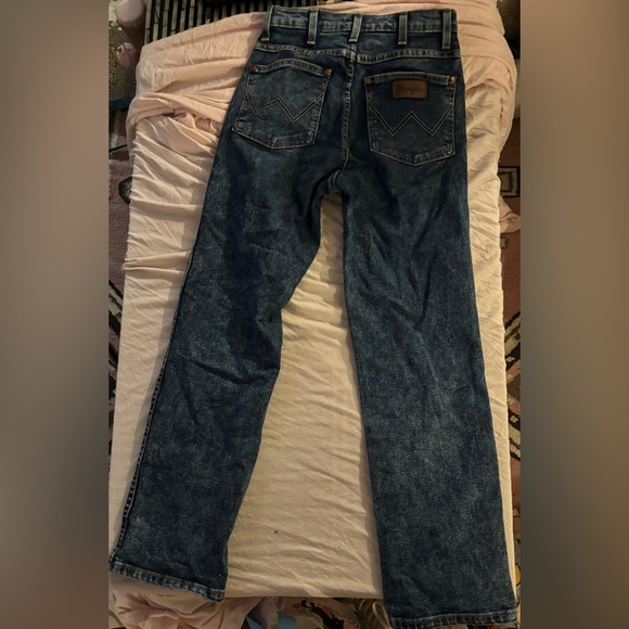 Slight acid wash wrangler jeans - Picture 3 of 4